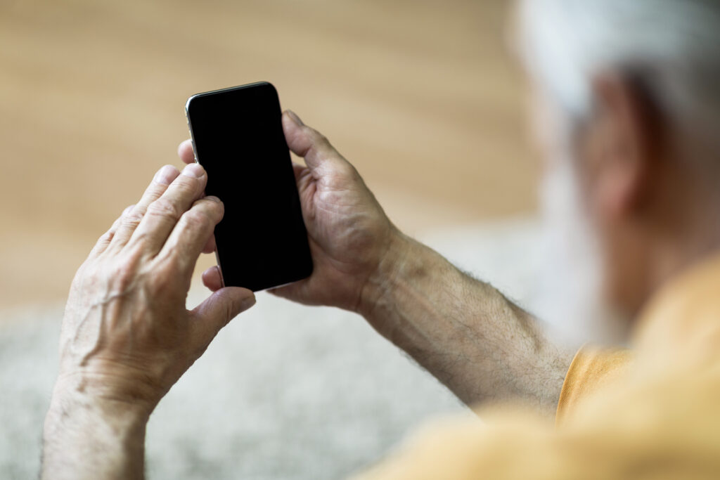 Personne agée qui utilise un téléphone portable