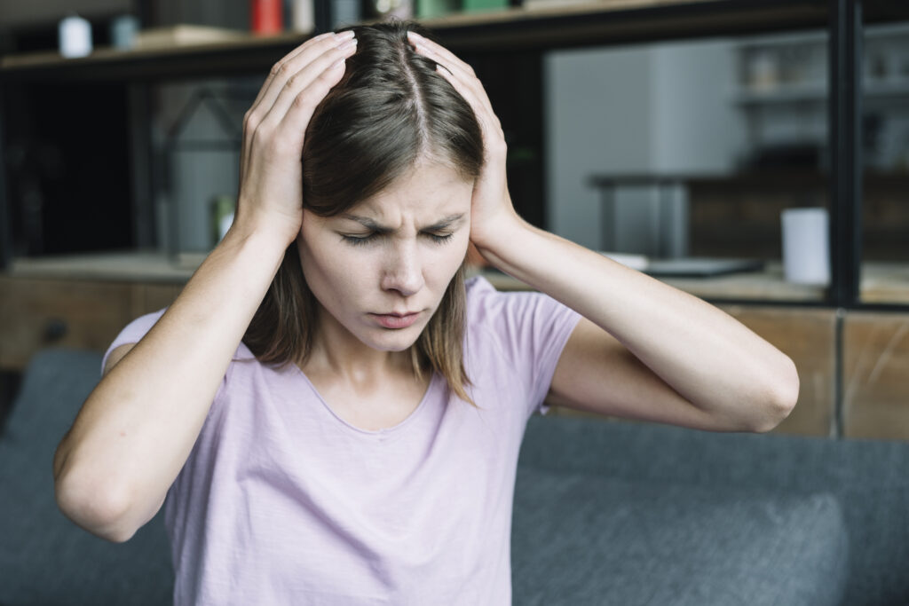 femme souffrante se tenant la tête