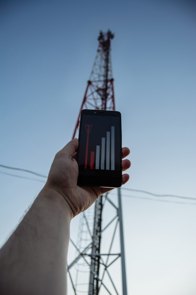 téléphone près d'une antenne relais qui mesure l'exposition aux ondes